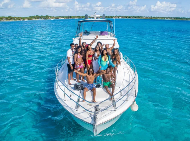 Grupo celebrando en yate sobre agua turquesa en Punta Cana