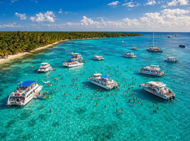 Vista aérea de la piscina natural de Punta Cana con barcos y visitantes